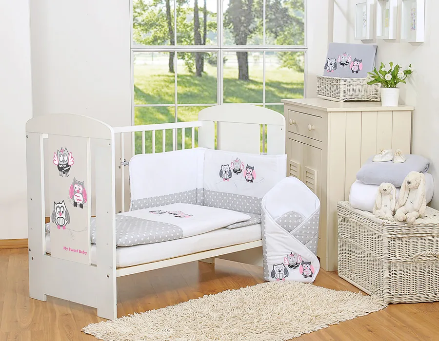 Kūdikių patalynės komplektas 120x90 cm su apsauga lovytei, 3 dalys, pilkos pelėdos su pilku ir rožiniu siuvinėjimu