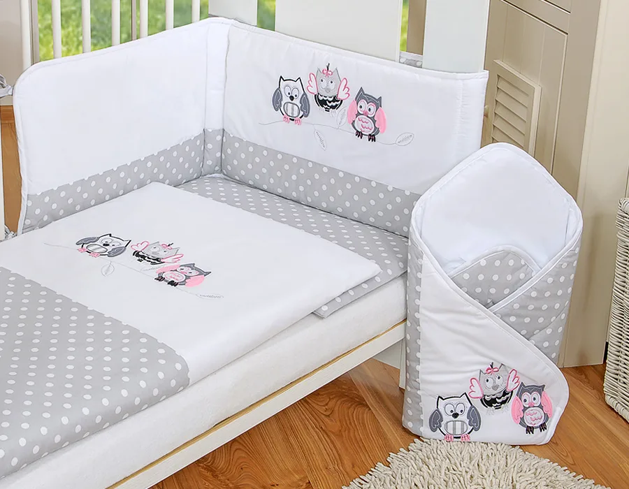 Kūdikių patalynės komplektas 120x90 cm su apsauga lovytei, 3 dalys, pilkos pelėdos su pilku ir rožiniu siuvinėjimu