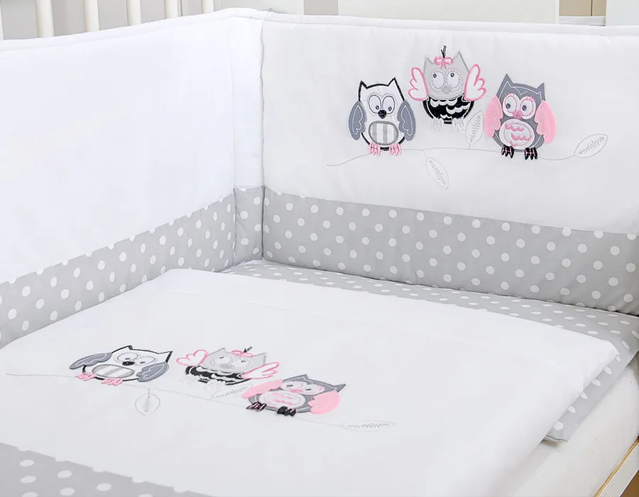 Kūdikių patalynės komplektas 120x90 cm su apsauga lovytei, 3 dalys, pilkos pelėdos su pilku ir rožiniu siuvinėjimu