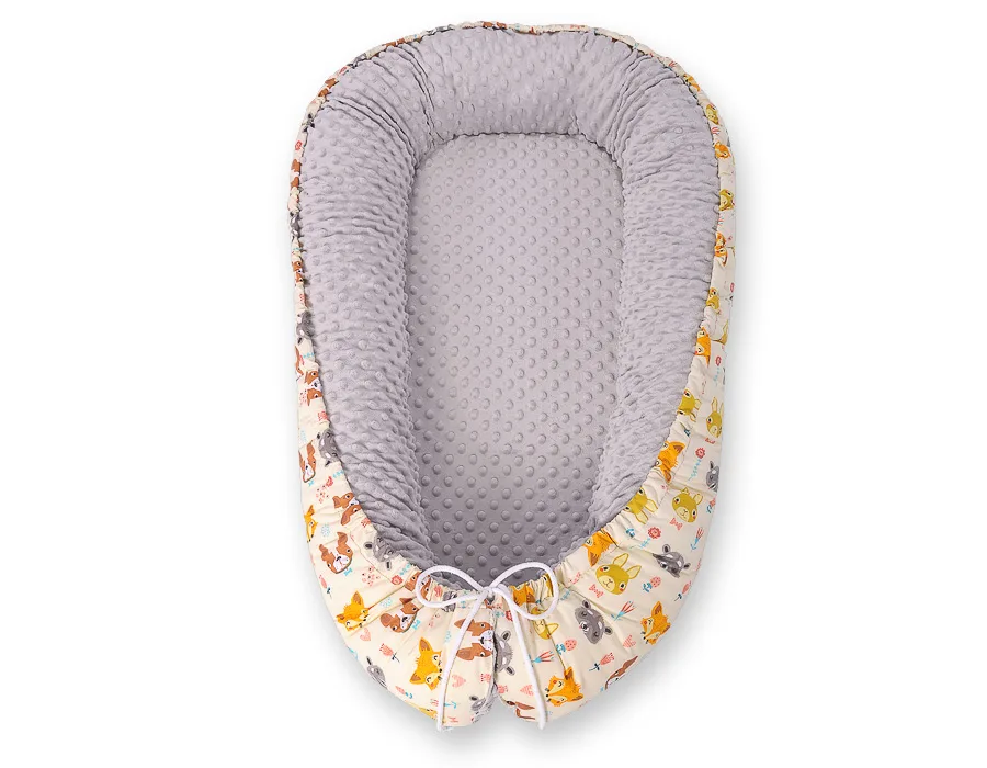 Dvipusis kūdikių kokonas „Premium Cocoon“ naujagimiams „BOBONO“ iš „minky“, kreminiai gyvūnėliai