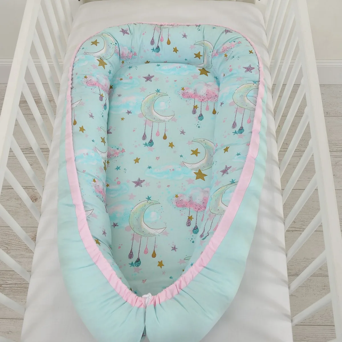 Dvipusis kūdikių kokonas „Premium Cocoon“ naujagimiams „BOBONO“, spalvos: smėlio ir žalia