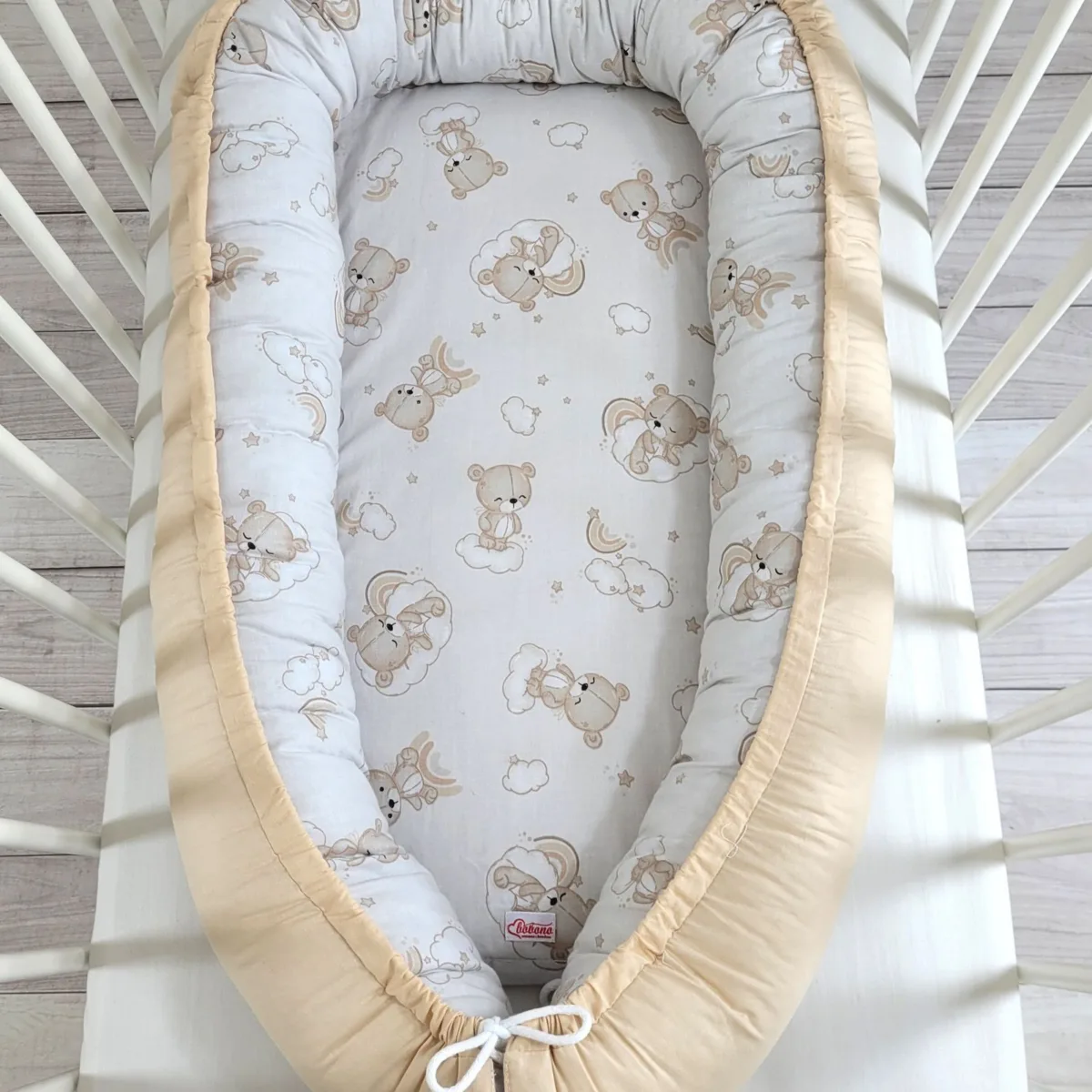 Dvipusis kūdikių kokonas „Premium Cocoon“ naujagimiams „BOBONO“, vaivorykštė ir smėlio spalvos meškiukas, smėlio