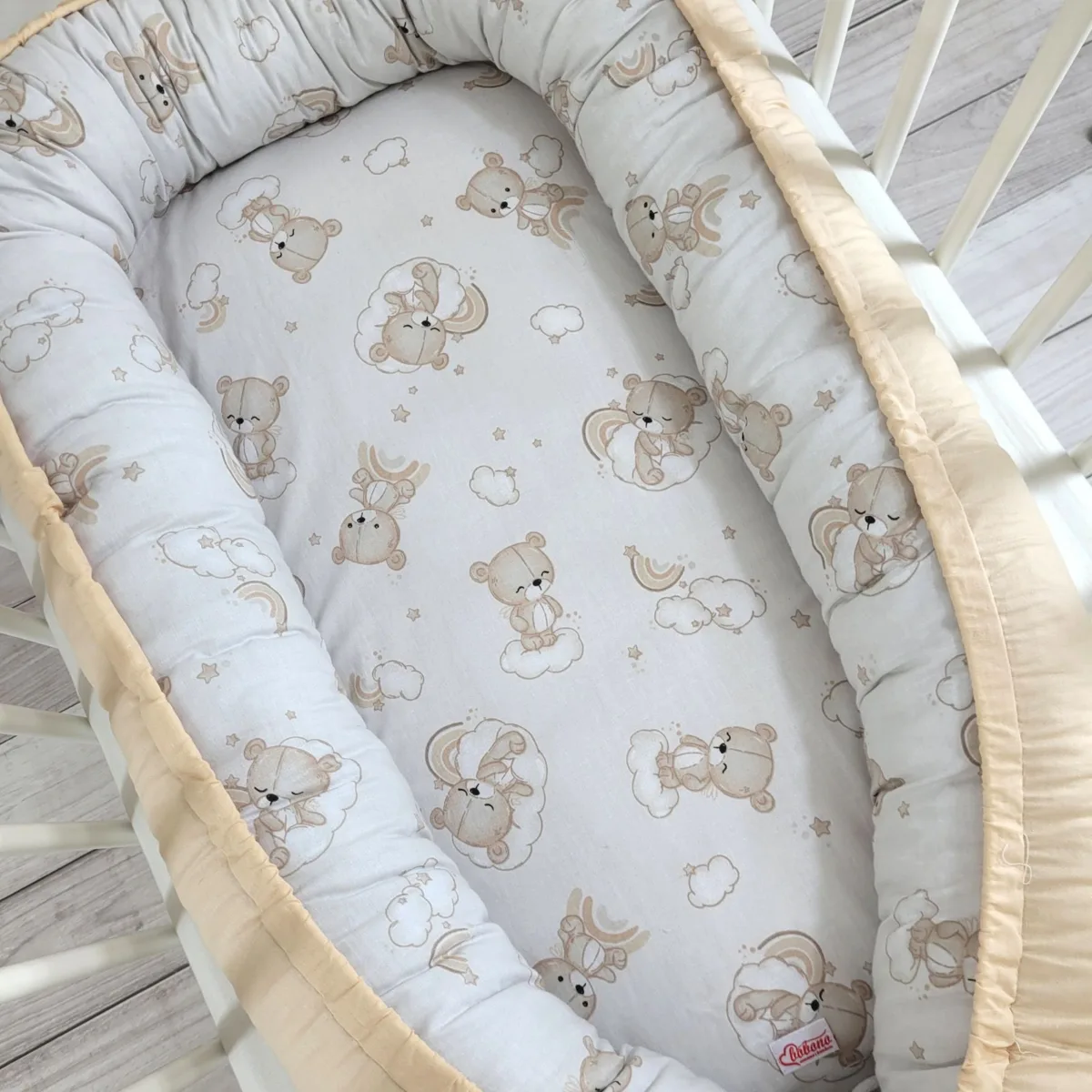Dvipusis kūdikių kokonas „Premium Cocoon“ naujagimiams „BOBONO“, vaivorykštė ir smėlio spalvos meškiukas, smėlio