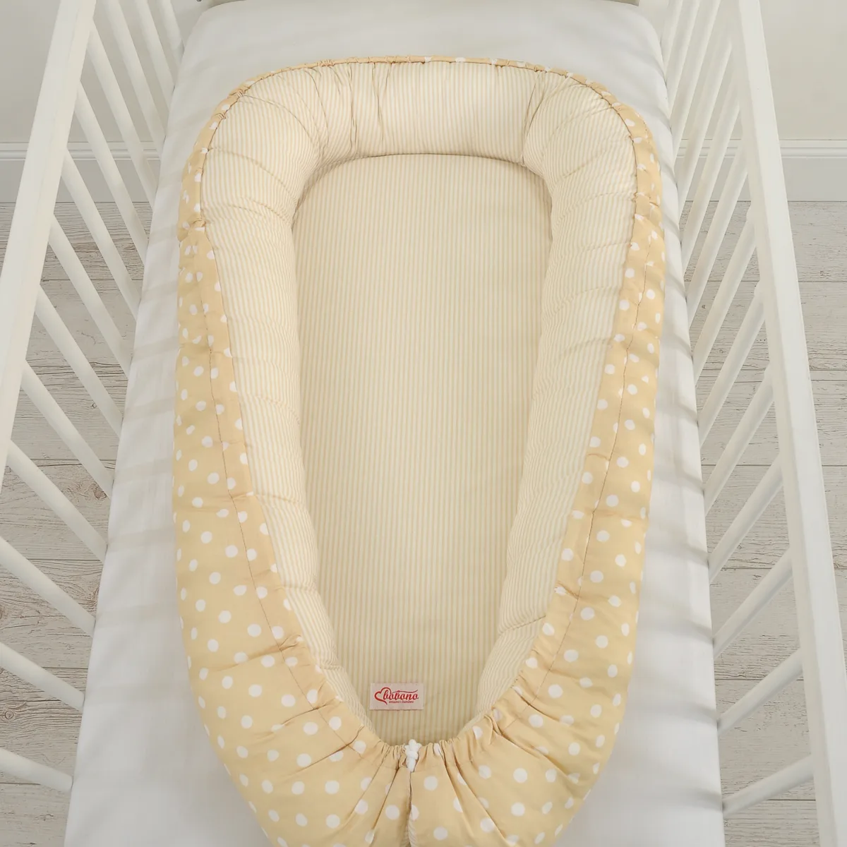 Dvipusis kūdikių kokonas „Premium Cocoon“ naujagimiams „BOBONO“, taškeliai, spalvos: smėlio ir žalia