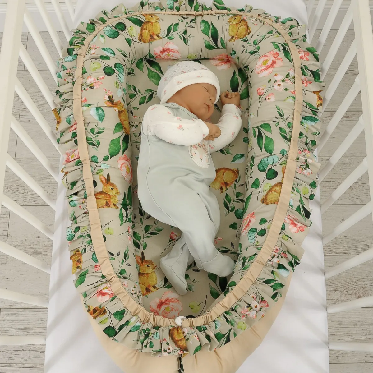 Kūdikių kokonas „Premium Cocoon“ naujagimiams su volanu