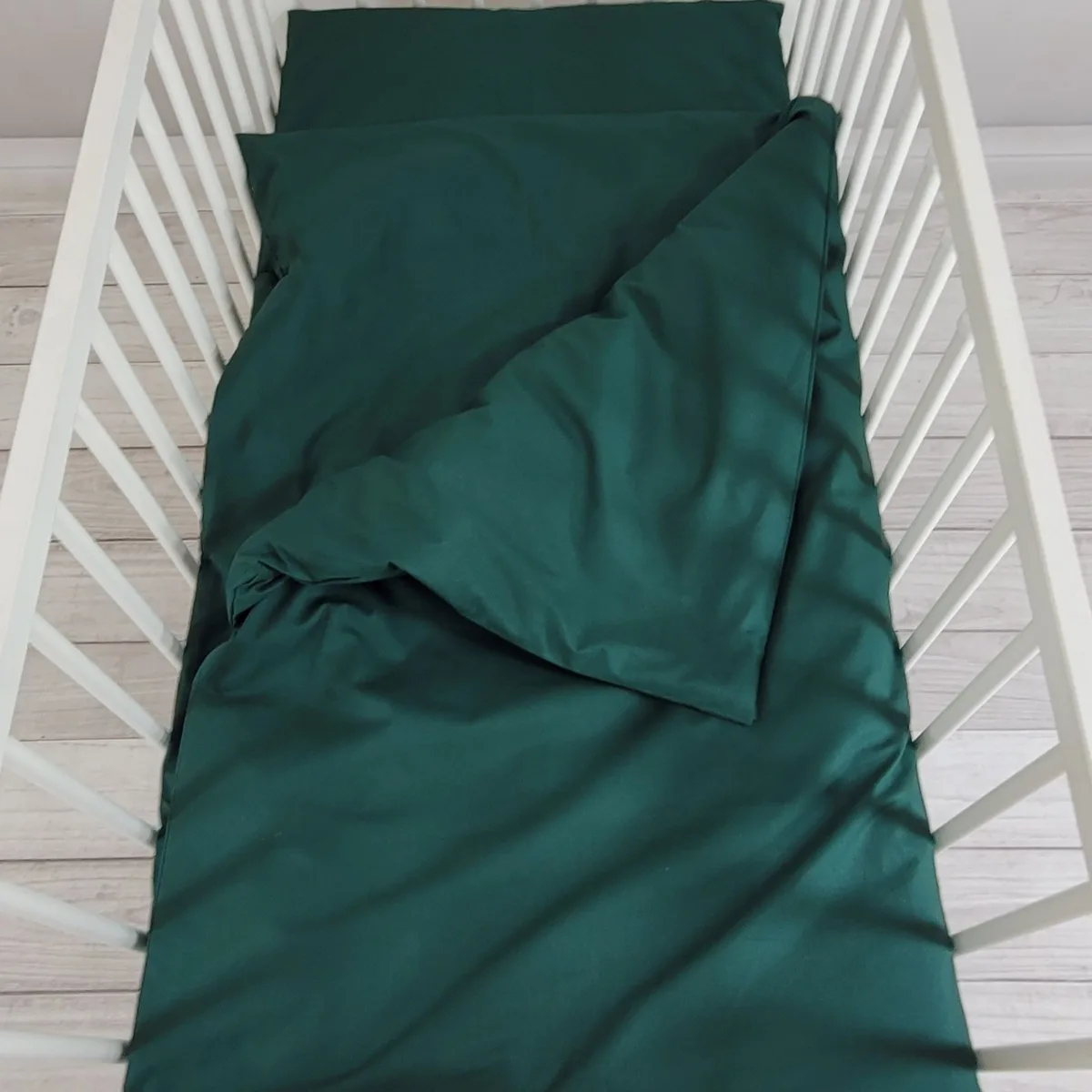 Medvilninės vaikiškos patalynės komplektas, 2 dalys: pagalvės užvalkalas 60x40 cm ir antklodės užvalkalas 120x90 cm, spalva: butelio žalia