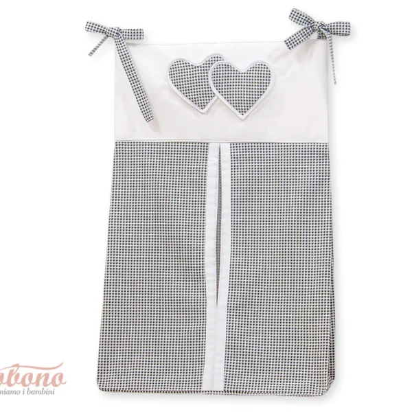 Kabinamas krepšys vystyklams, širdelės, spalvos: balta, juoda ir kitos - „Hanging Hearts“, juodi langeliai
