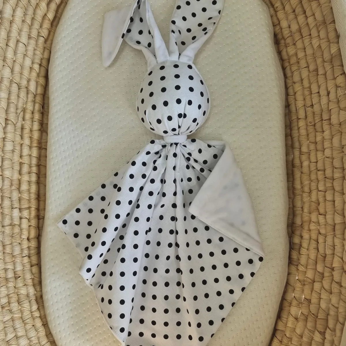 Migdukas zuikutis „DOUDOU“, dvipusis, medvilnė ir „minky“, juodi taškeliai, spalva: balta