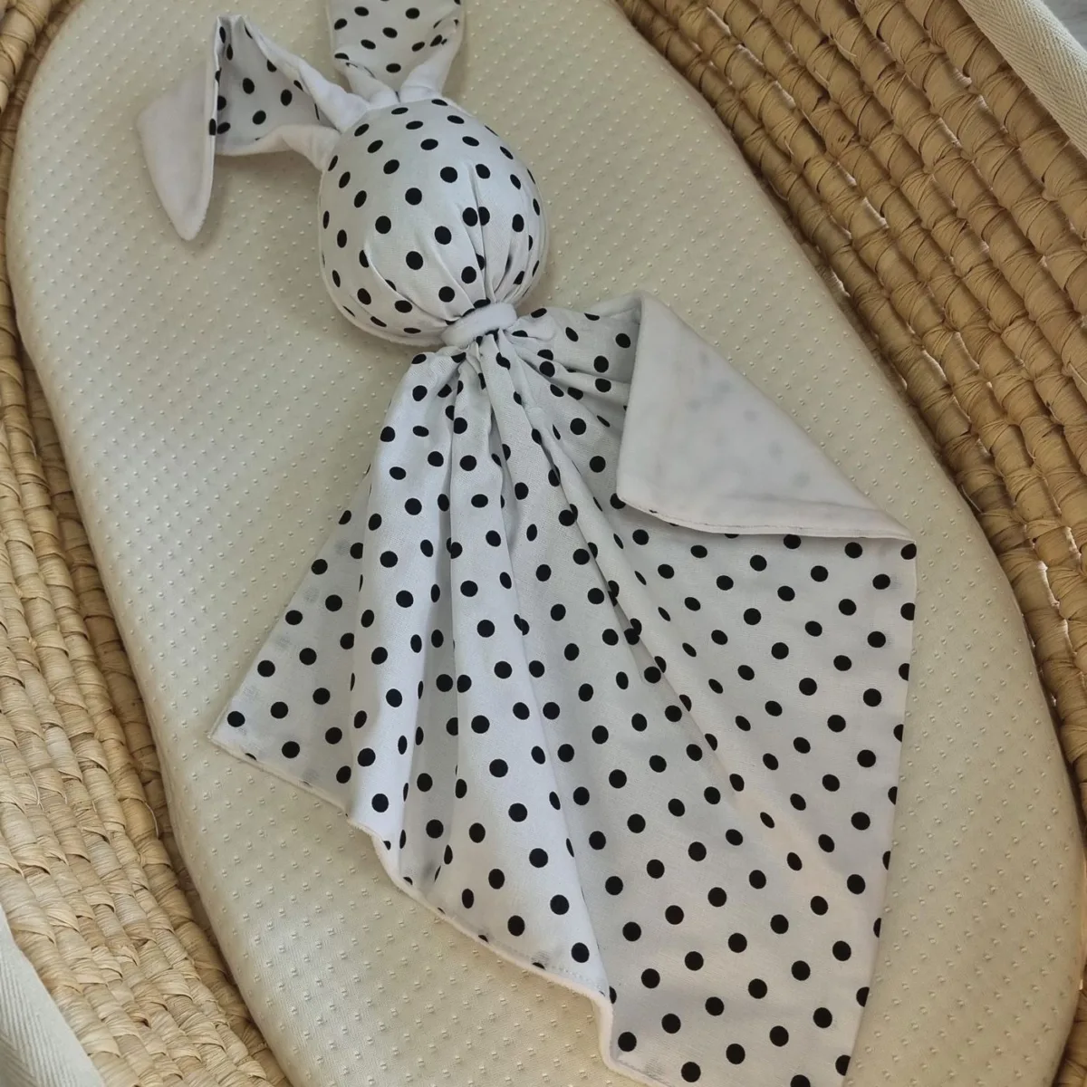 Migdukas zuikutis „DOUDOU“, dvipusis, medvilnė ir „minky“, juodi taškeliai, spalva: balta