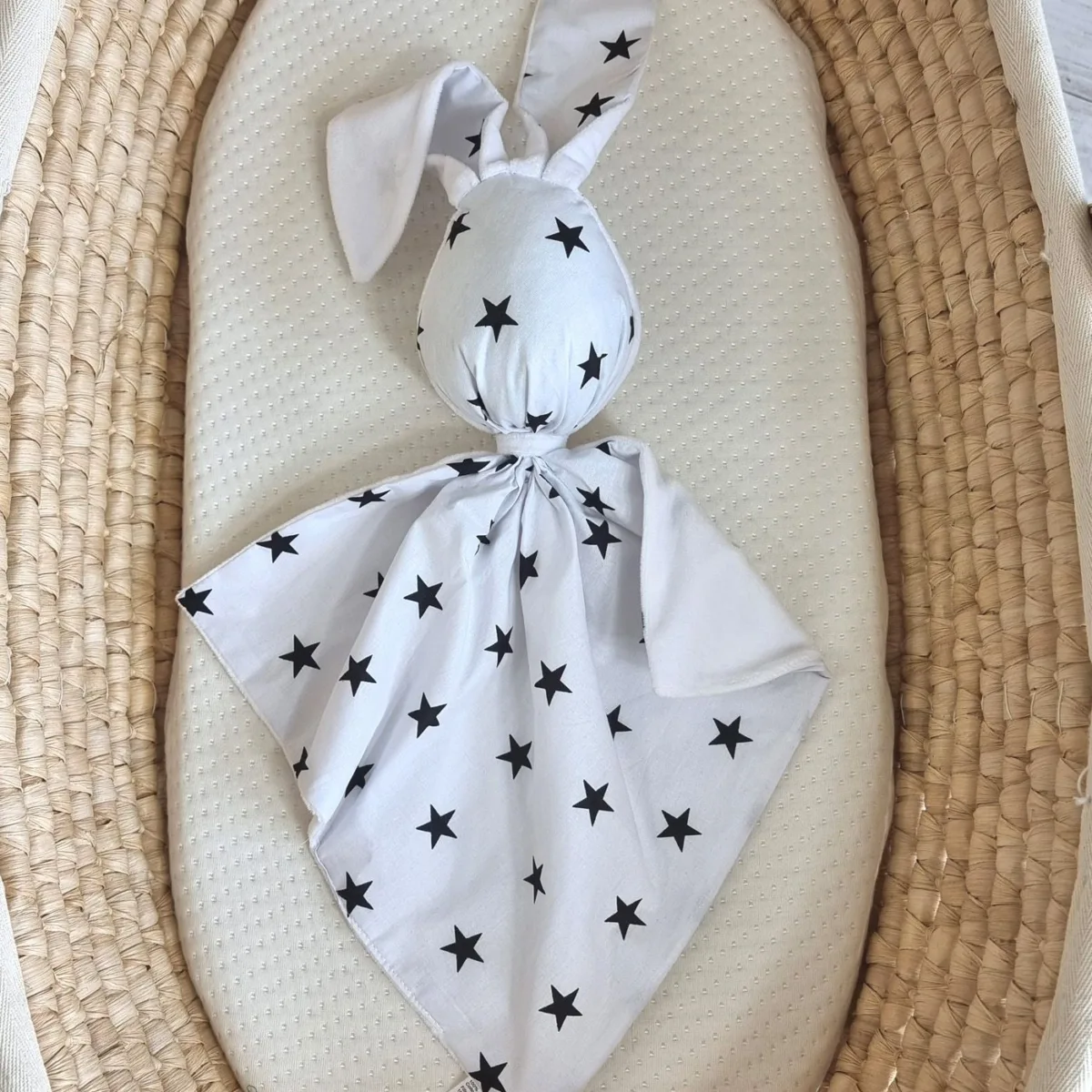Migdukas zuikutis „DOUDOU“, dvipusis, medvilnė ir „minky“, juodos žvaigždutės, spalva: balta