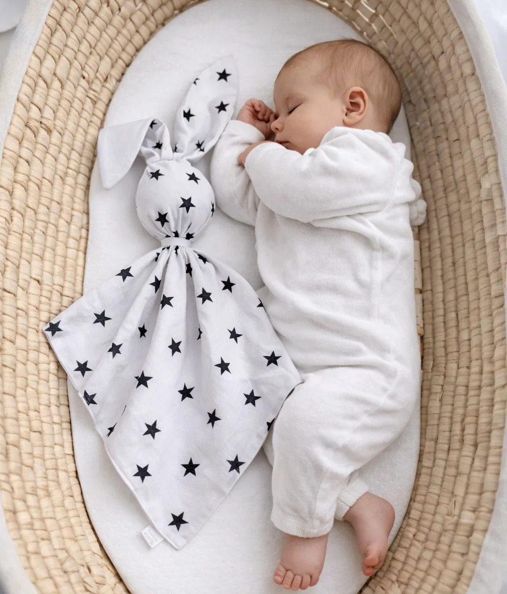 Migdukas zuikutis „DOUDOU“, dvipusis, medvilnė ir „minky“, juodos žvaigždutės, spalva: balta
