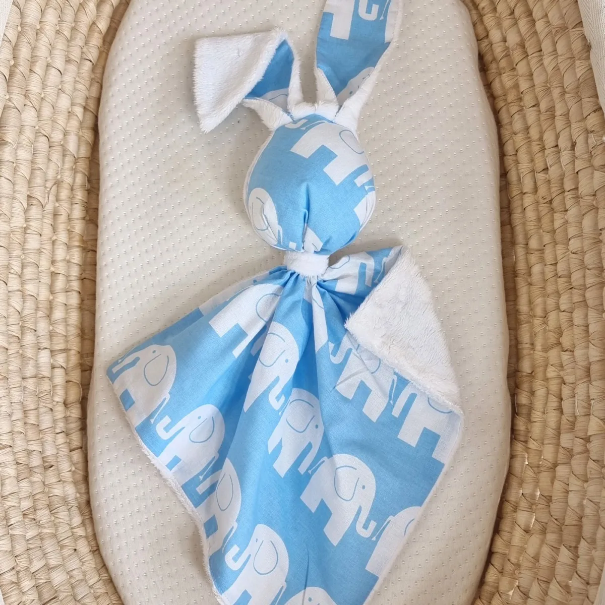 Migdukas zuikutis „DOUDOU“, dvipusis, medvilnė ir „minky“, mėlyni drambliukai