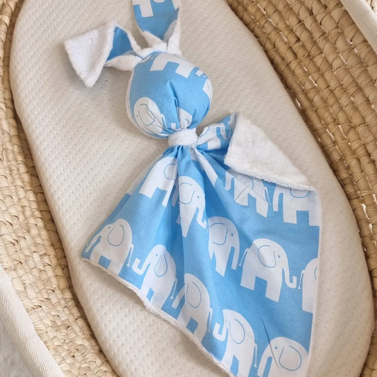 Migdukas zuikutis „DOUDOU“, dvipusis, medvilnė ir „minky“, mėlyni drambliukai