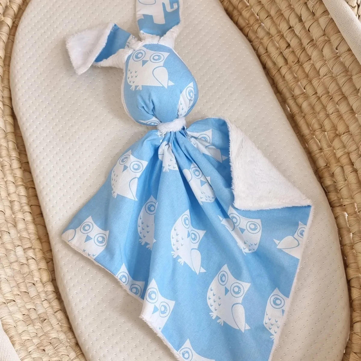 Migdukas zuikutis „DOUDOU“, dvipusis, medvilnė ir „minky“, mėlynos pelėdos