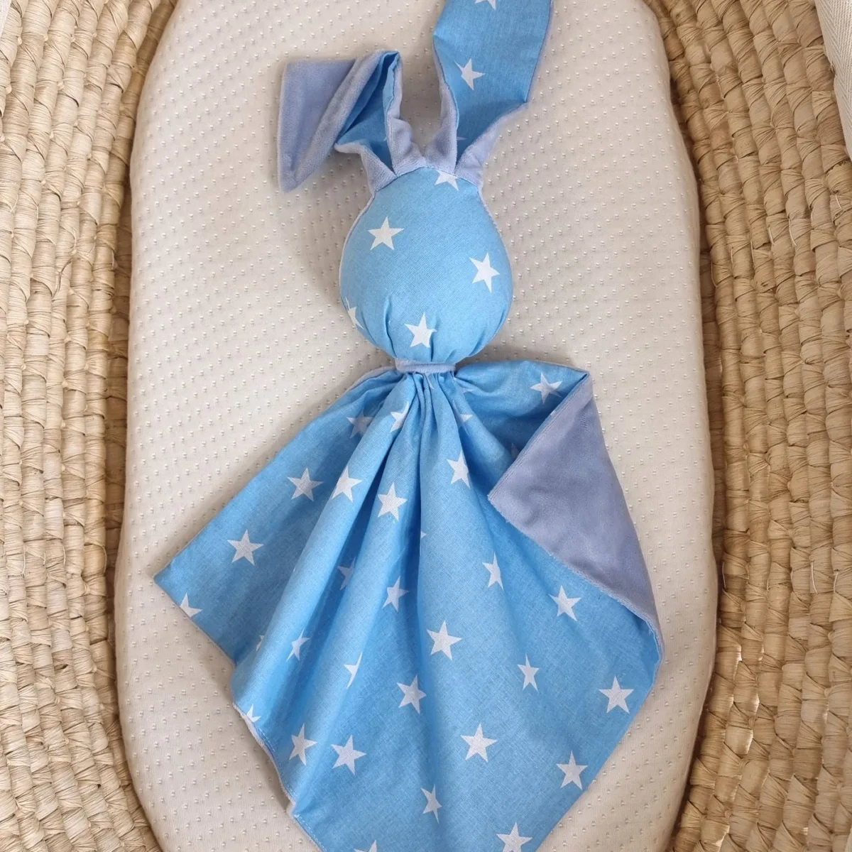 Migdukas zuikutis „DOUDOU“, dvipusis, medvilnė ir „minky“, mėlynos žvaigždutės