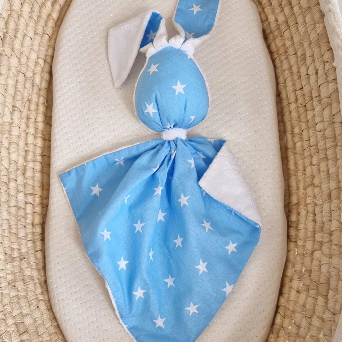 Migdukas zuikutis „DOUDOU“, dvipusis, medvilnė ir „minky“, mėlynos žvaigždutės