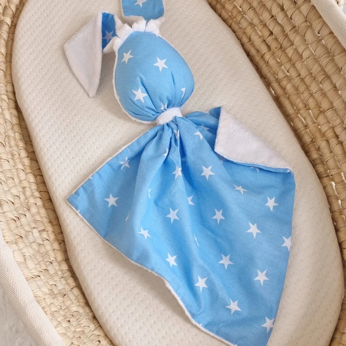 Migdukas zuikutis „DOUDOU“, dvipusis, medvilnė ir „minky“, mėlynos žvaigždutės