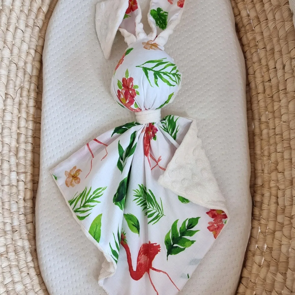 Migdukas zuikutis „DOUDOU“, dvipusis, medvilnė ir „minky“, koraliniai flamingai, spalva: ekru