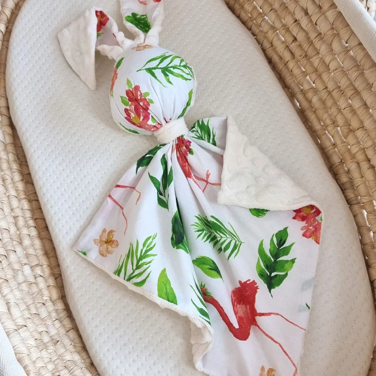 Migdukas zuikutis „DOUDOU“, dvipusis, medvilnė ir „minky“, koraliniai flamingai, spalva: ekru