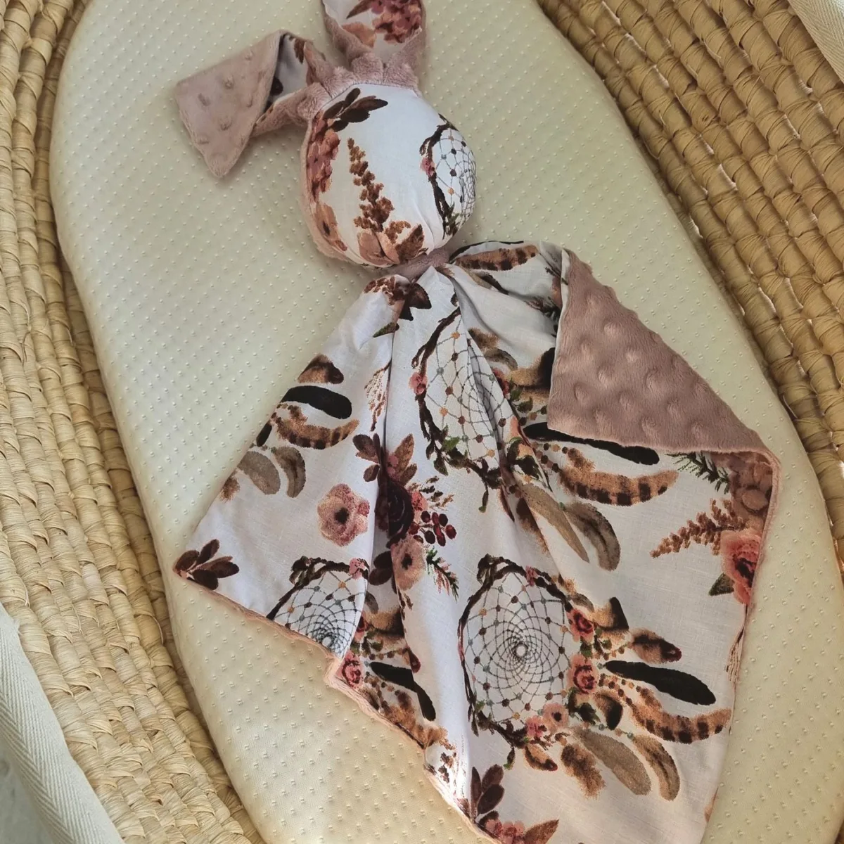 Migdukas zuikutis „DOUDOU“, dvipusis, medvilnė ir „minky“, gėlėtos sapnų gaudyklės, spalva: pelenų rožė