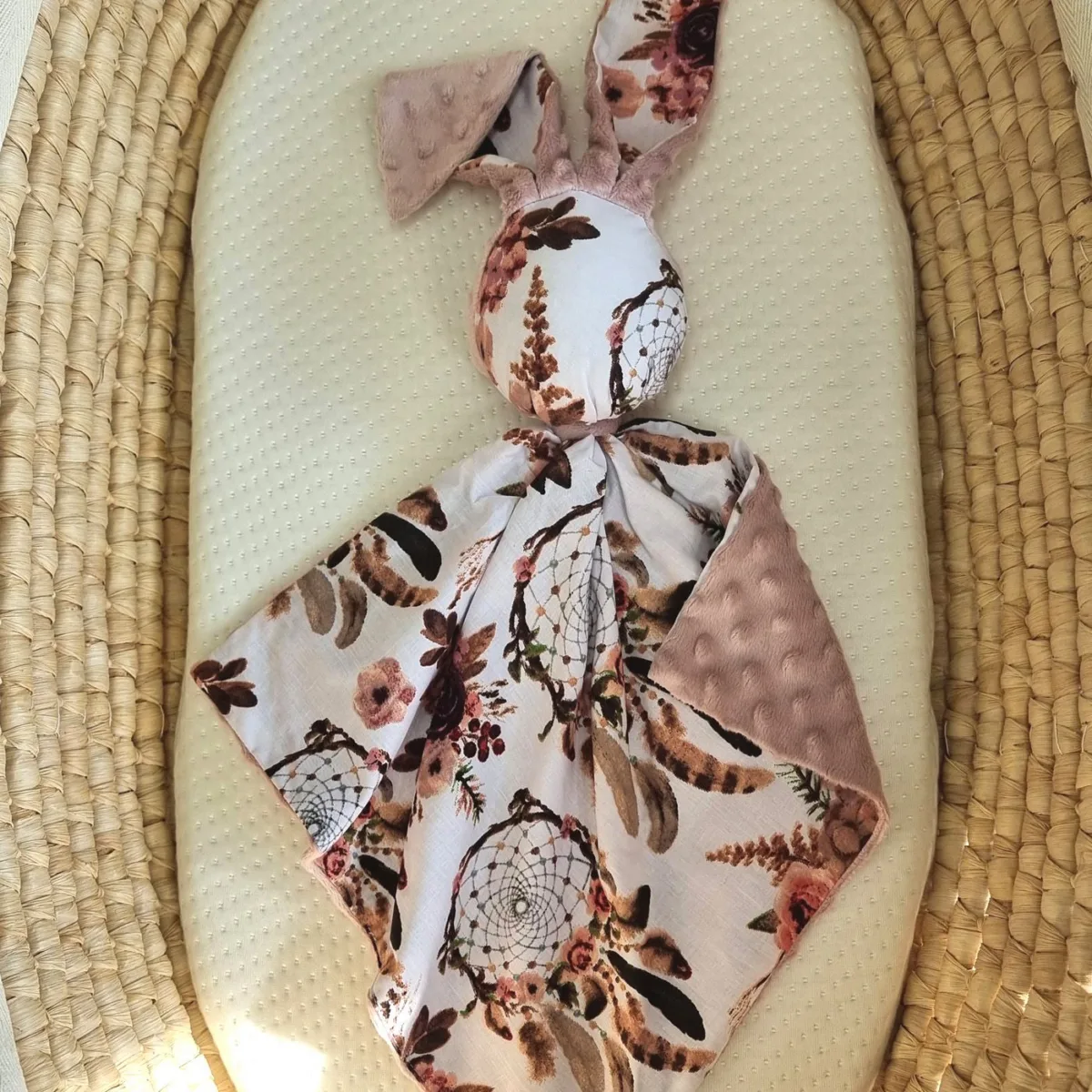 Migdukas zuikutis „DOUDOU“, dvipusis, medvilnė ir „minky“, gėlėtos sapnų gaudyklės, spalva: pelenų rožė
