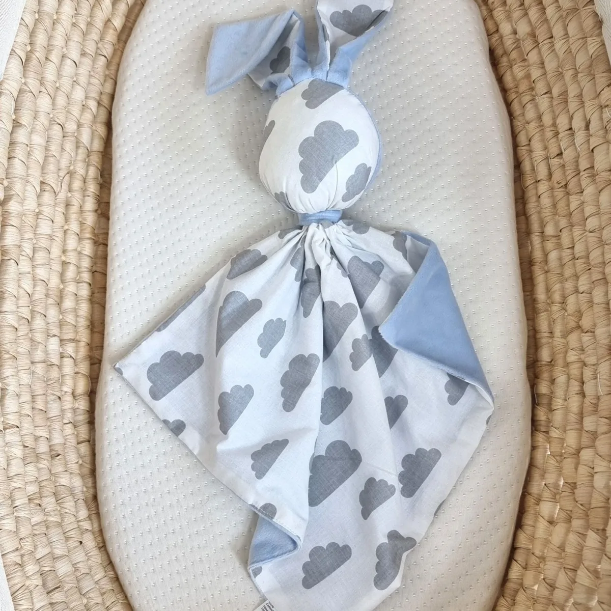 Migdukas zuikutis „DOUDOU“, dvipusis, medvilnė ir „minky“, pilki debesėliai