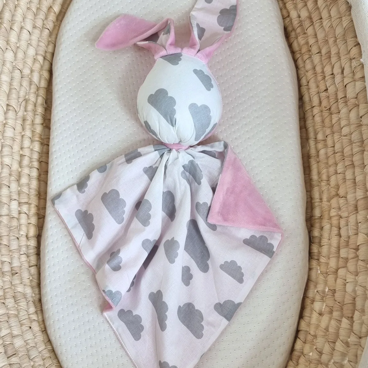 Migdukas zuikutis „DOUDOU“, dvipusis, medvilnė ir „minky“, pilki debesėliai