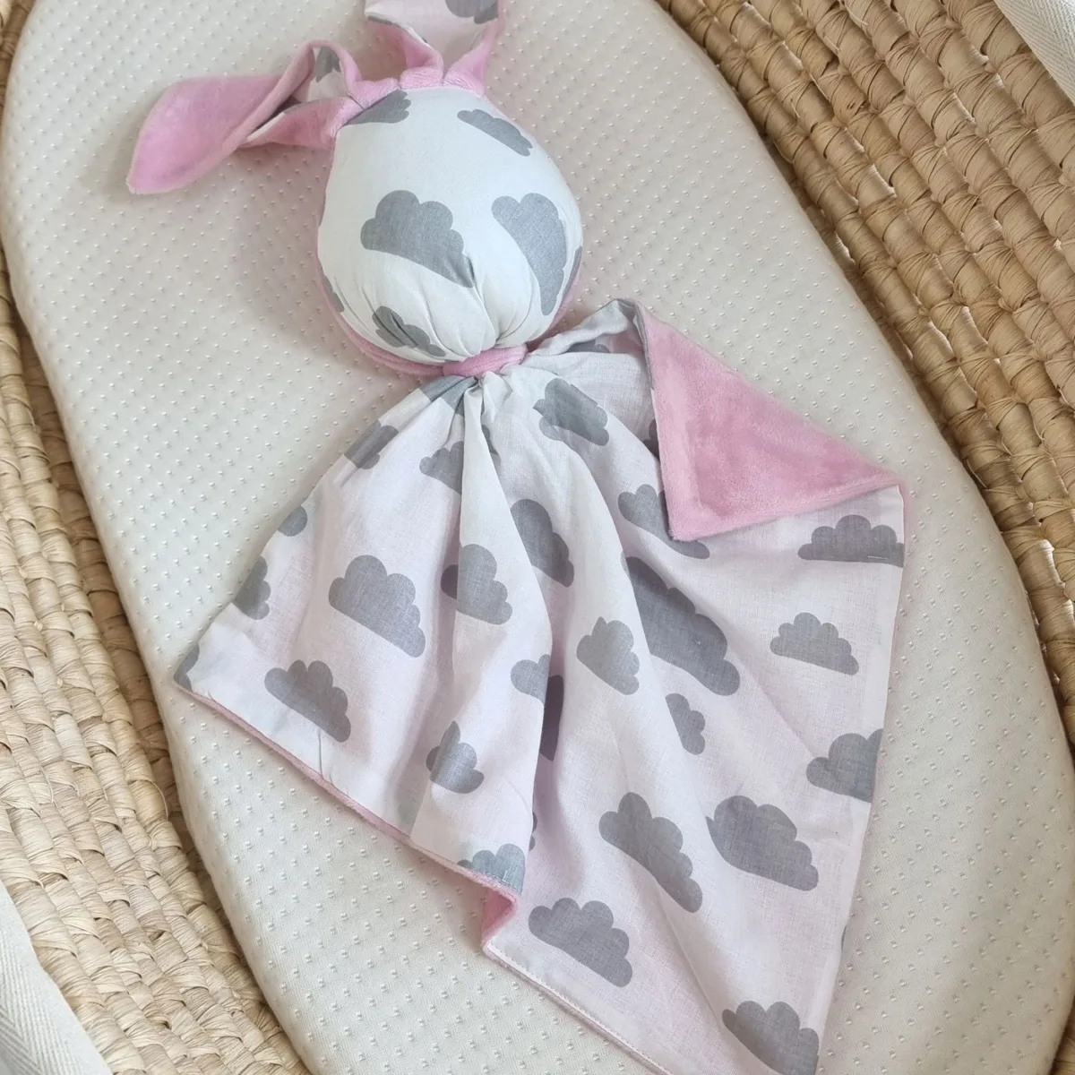 Migdukas zuikutis „DOUDOU“, dvipusis, medvilnė ir „minky“, pilki debesėliai