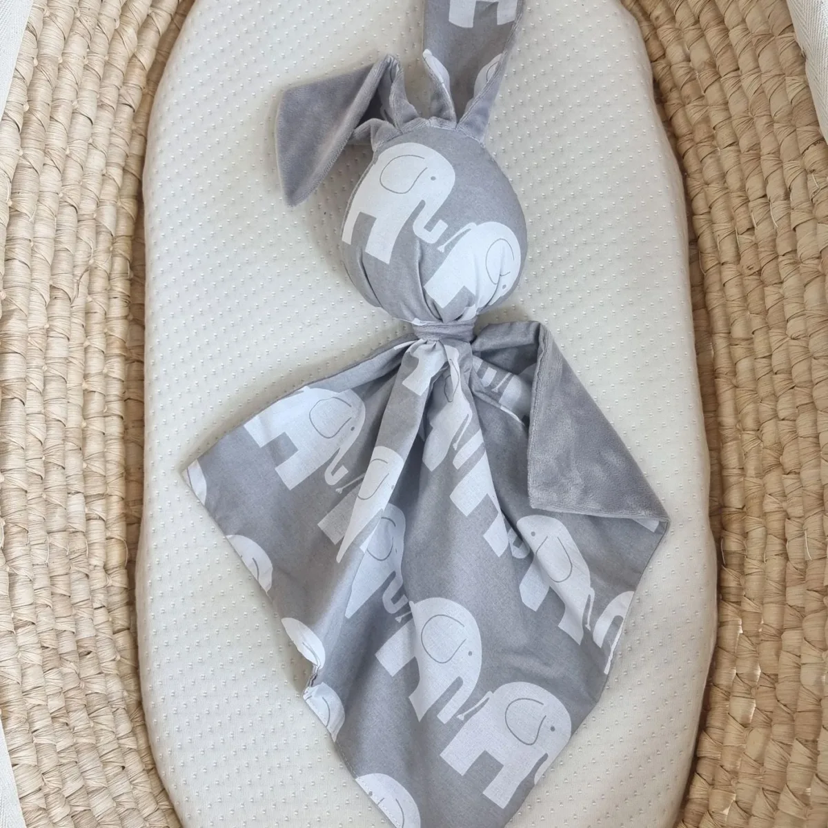Migdukas zuikutis „DOUDOU“, dvipusis, medvilnė ir „minky“, pilki drambliukai, spalva: pilka