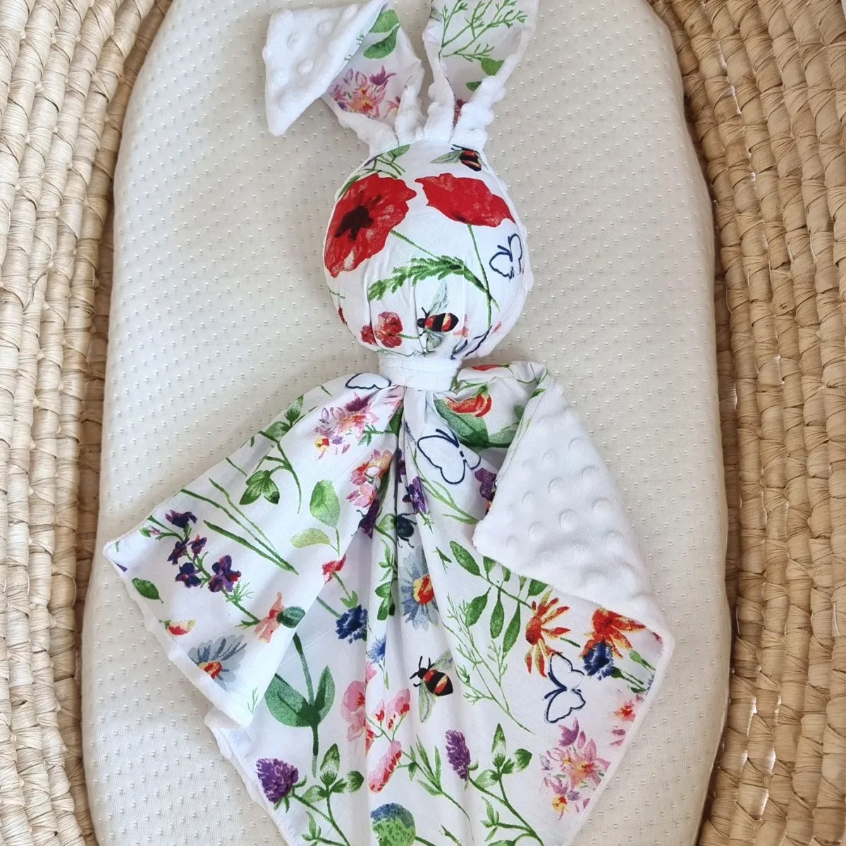 Migdukas zuikutis „DOUDOU“, dvipusis, medvilnė ir „minky“, pieva, spalva: balta