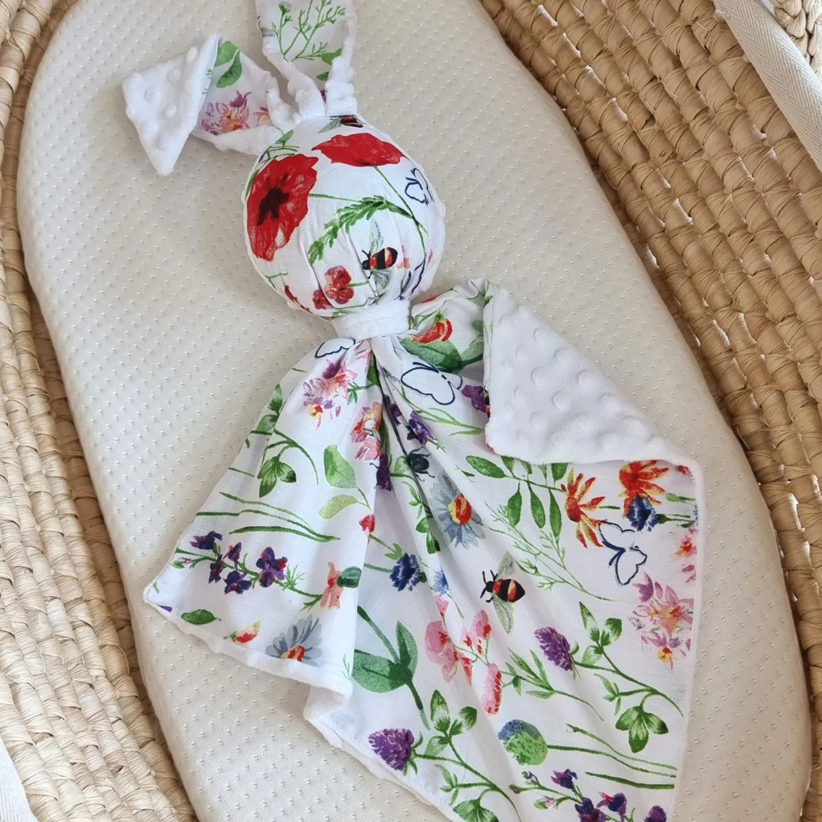 Migdukas zuikutis „DOUDOU“, dvipusis, medvilnė ir „minky“, pieva, spalva: balta