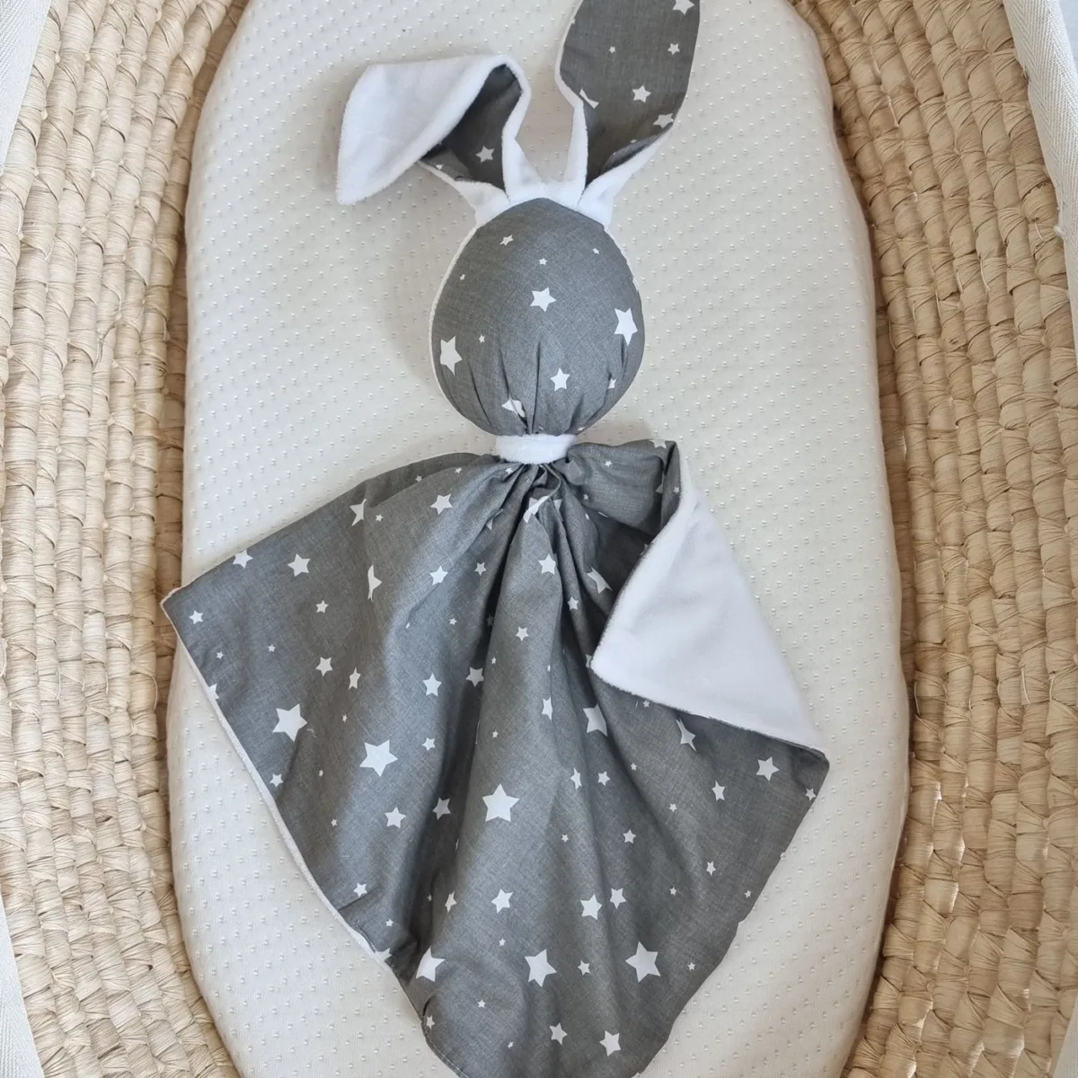 Migdukas zuikutis „DOUDOU“, dvipusis, medvilnė ir „minky“, mažos pilkos žvaigždutės, spalva: balta