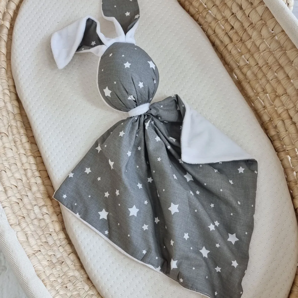 Migdukas zuikutis „DOUDOU“, dvipusis, medvilnė ir „minky“, mažos pilkos žvaigždutės, spalva: balta