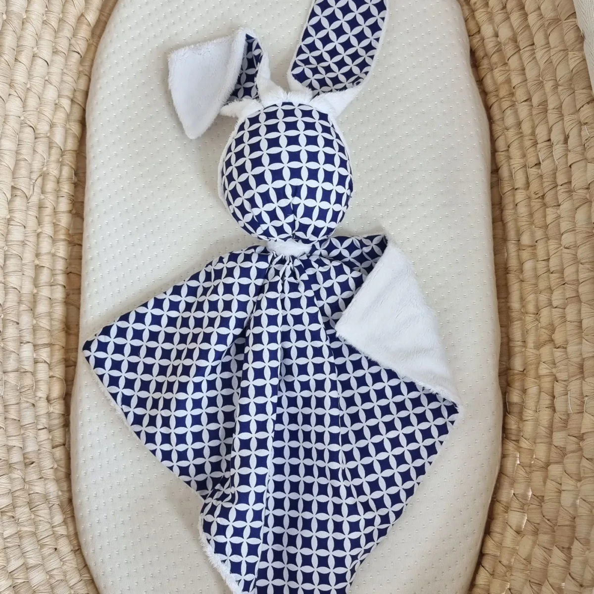 Migdukas zuikutis „DOUDOU“, dvipusis, medvilnė ir „minky“, mažos tamsiai mėlynos rozetės, spalva: balta