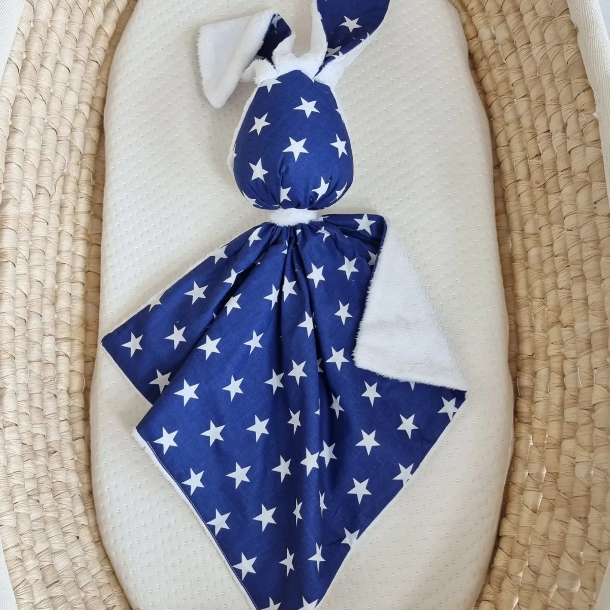 Migdukas zuikutis „DOUDOU“, dvipusis, medvilnė ir „minky“, tamsiai mėlynos žvaigždutės, spalva: balta