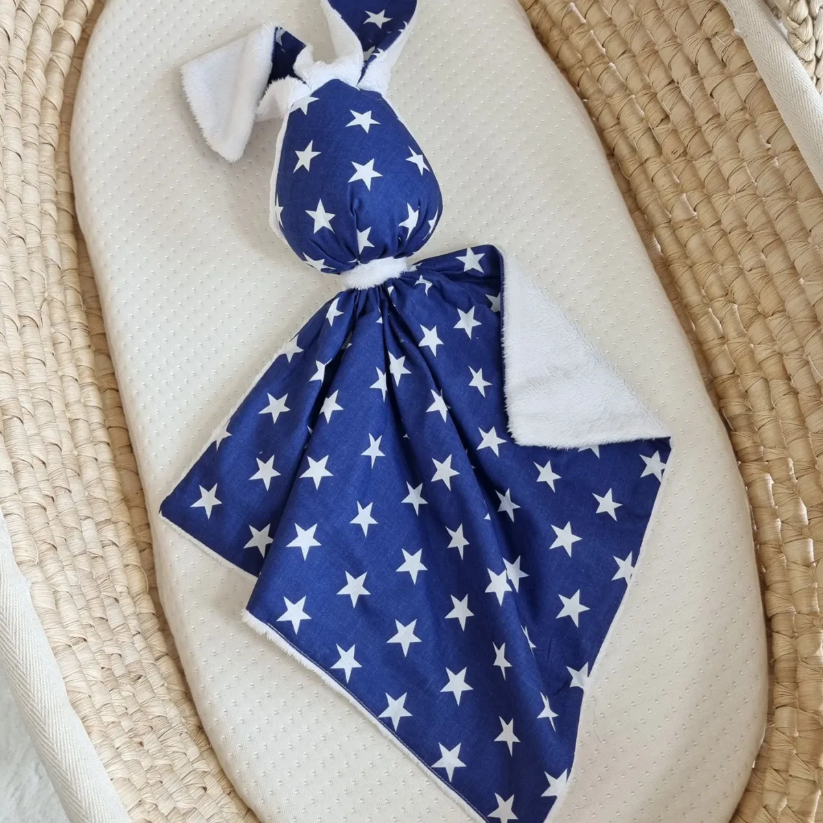 Migdukas zuikutis „DOUDOU“, dvipusis, medvilnė ir „minky“, tamsiai mėlynos žvaigždutės, spalva: balta