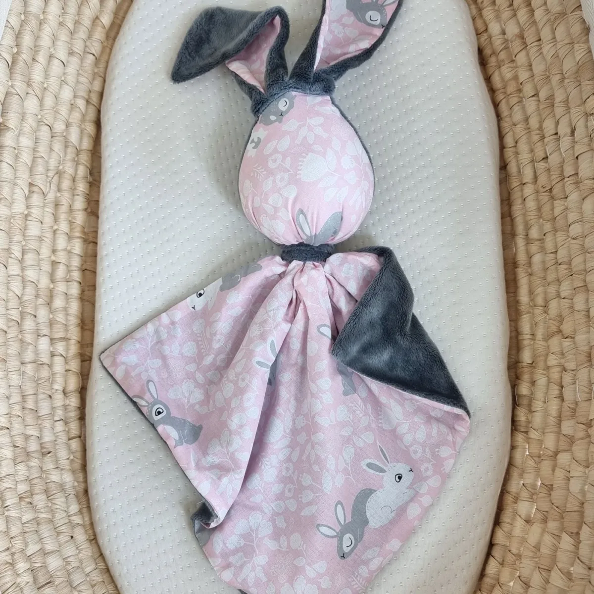 Migdukas zuikutis „DOUDOU“, dvipusis, medvilnė ir „minky“, rožiniai zuikučiai