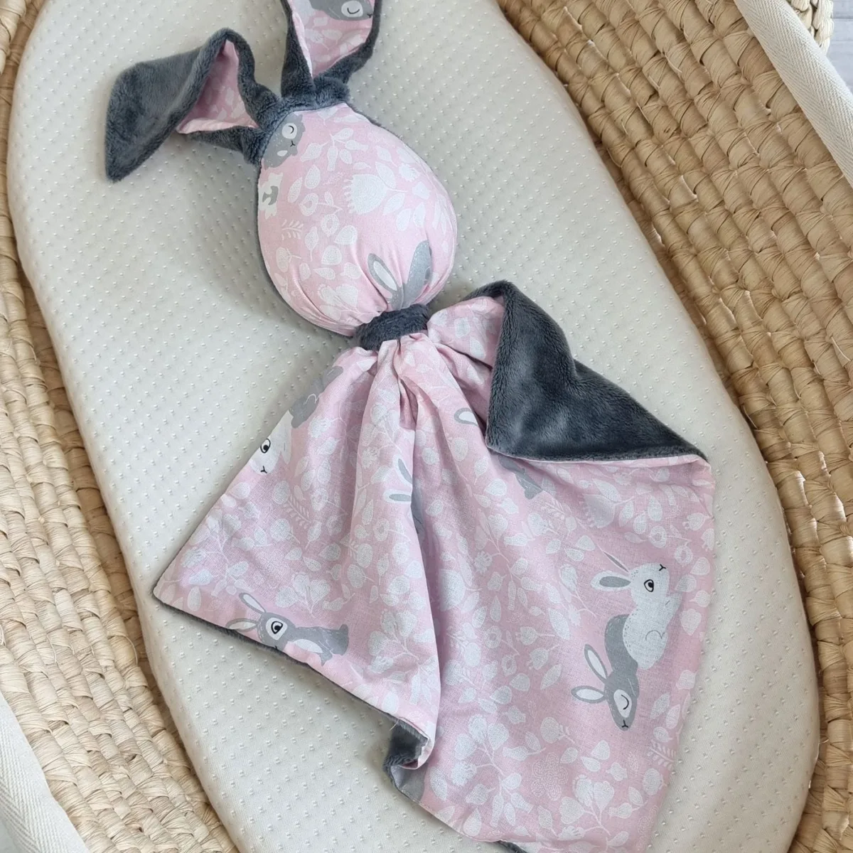 Migdukas zuikutis „DOUDOU“, dvipusis, medvilnė ir „minky“, rožiniai zuikučiai