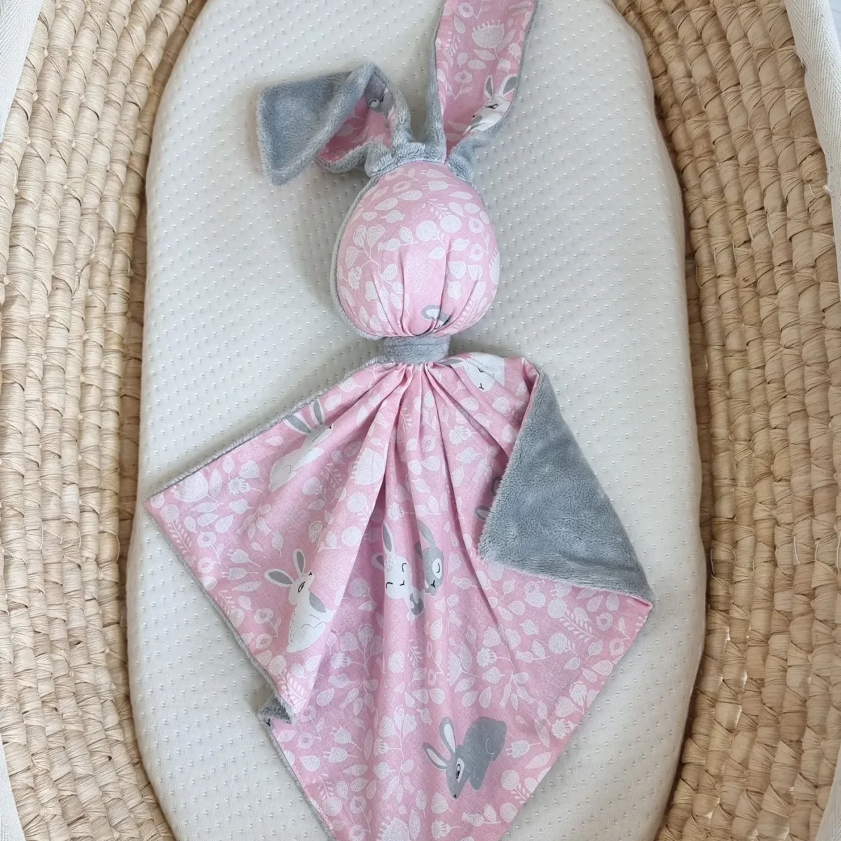 Migdukas zuikutis „DOUDOU“, dvipusis, medvilnė ir „minky“, rožiniai zuikučiai