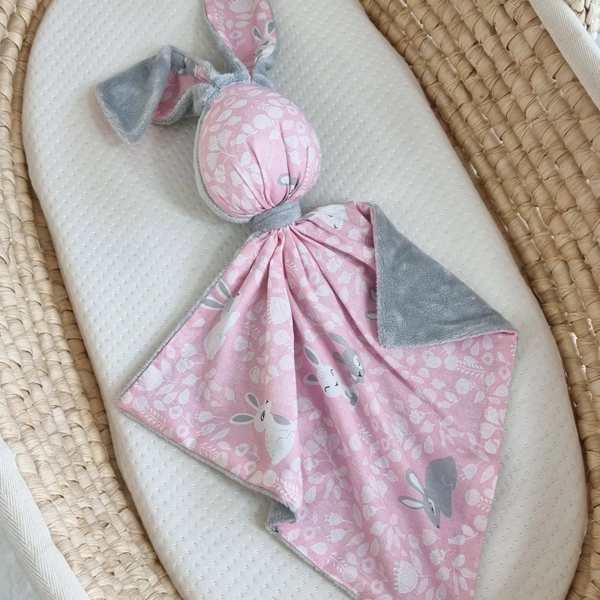 Migdukas zuikutis „DOUDOU“, dvipusis, medvilnė ir „minky“, rožiniai zuikučiai