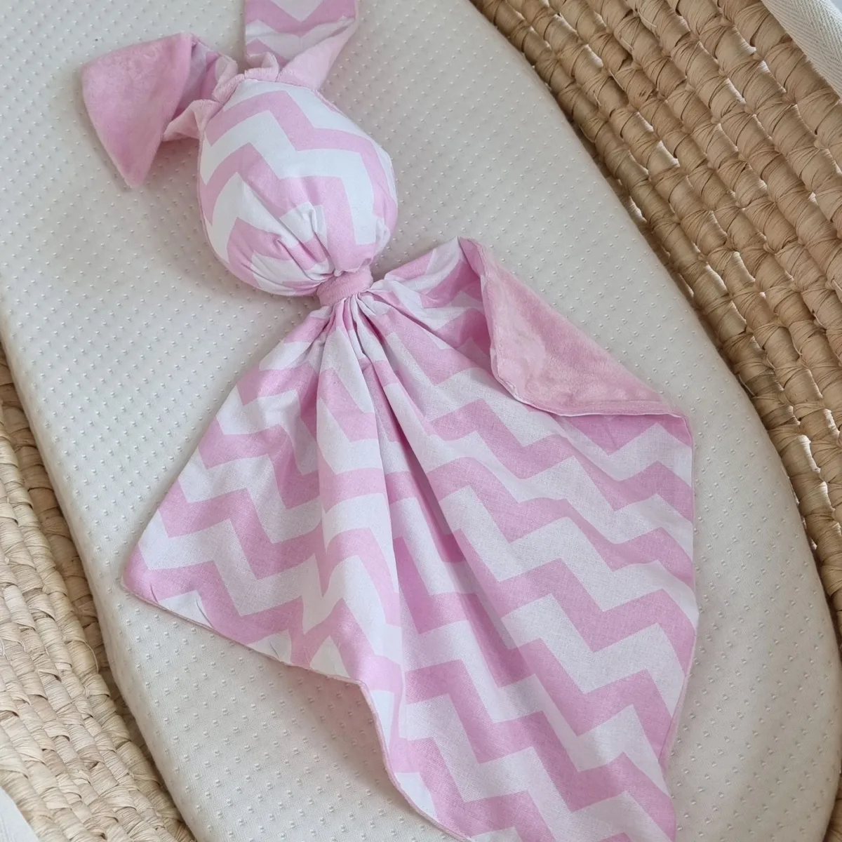 Migdukas zuikutis „DOUDOU“, dvipusis, medvilnė ir „minky“, rožinis zigzago raštas, spalva: rožinė