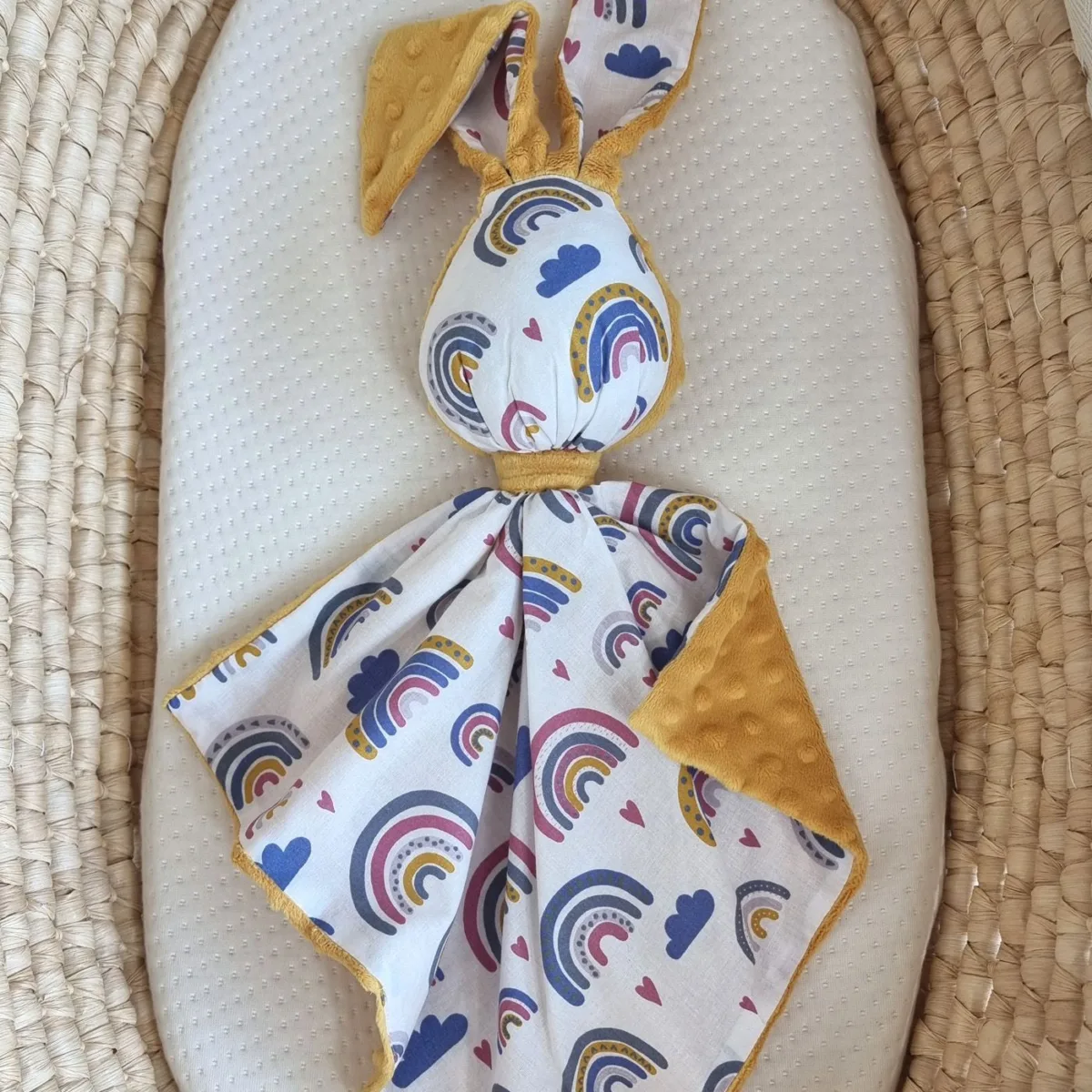 Migdukas zuikutis „DOUDOU“, dvipusis, medvilnė ir „minky“, vaivorykštė, spalva: medaus geltona