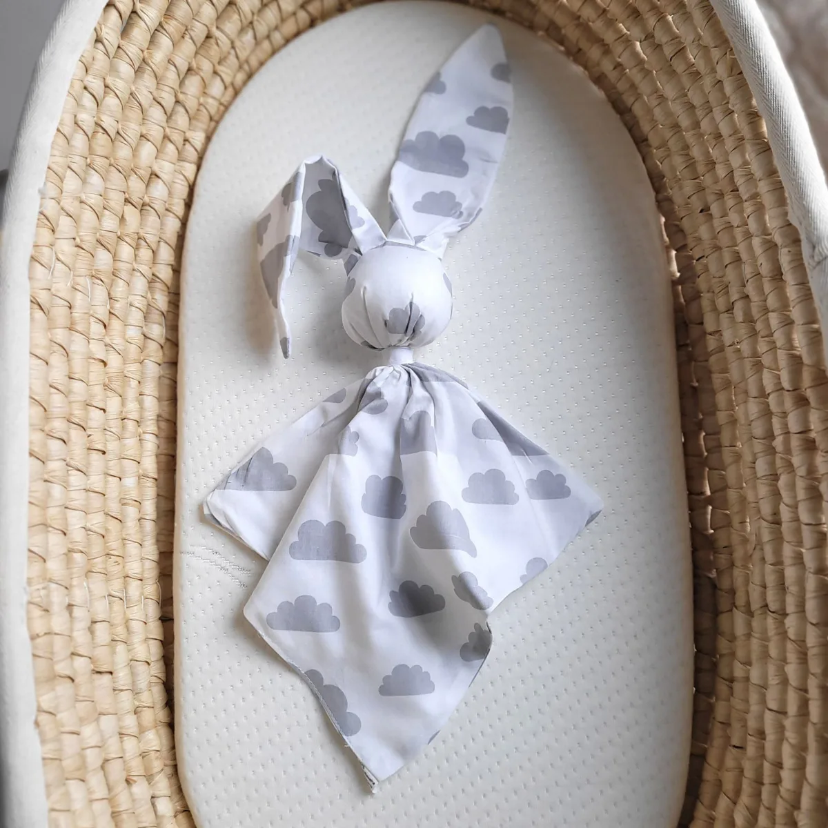 Medvilninis migdukas zuikutis „DOUDOU“, minkštas ir jaukus, pilki debesėliai