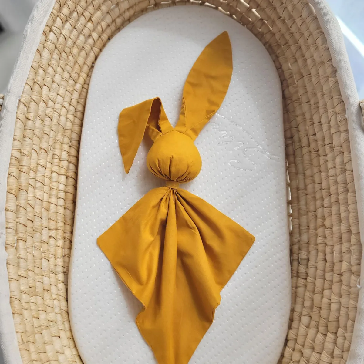 Medvilninis migdukas zuikutis „DOUDOU“, minkštas ir jaukus, spalvos: geltona ir kitos