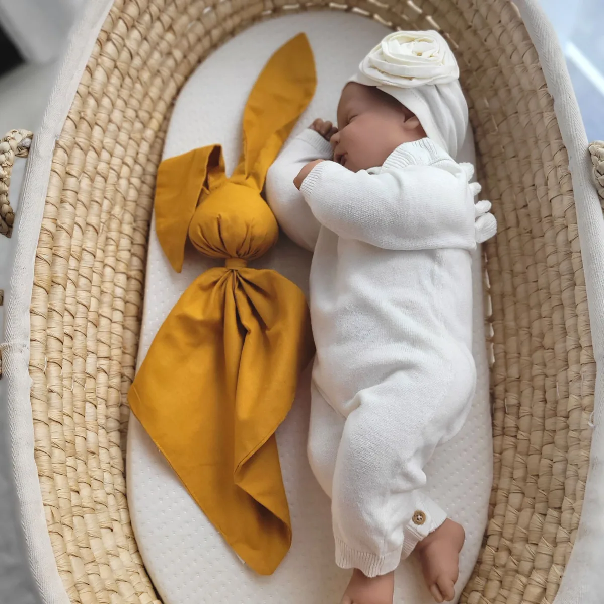 Medvilninis migdukas zuikutis „DOUDOU“, minkštas ir jaukus, spalvos: geltona ir kitos