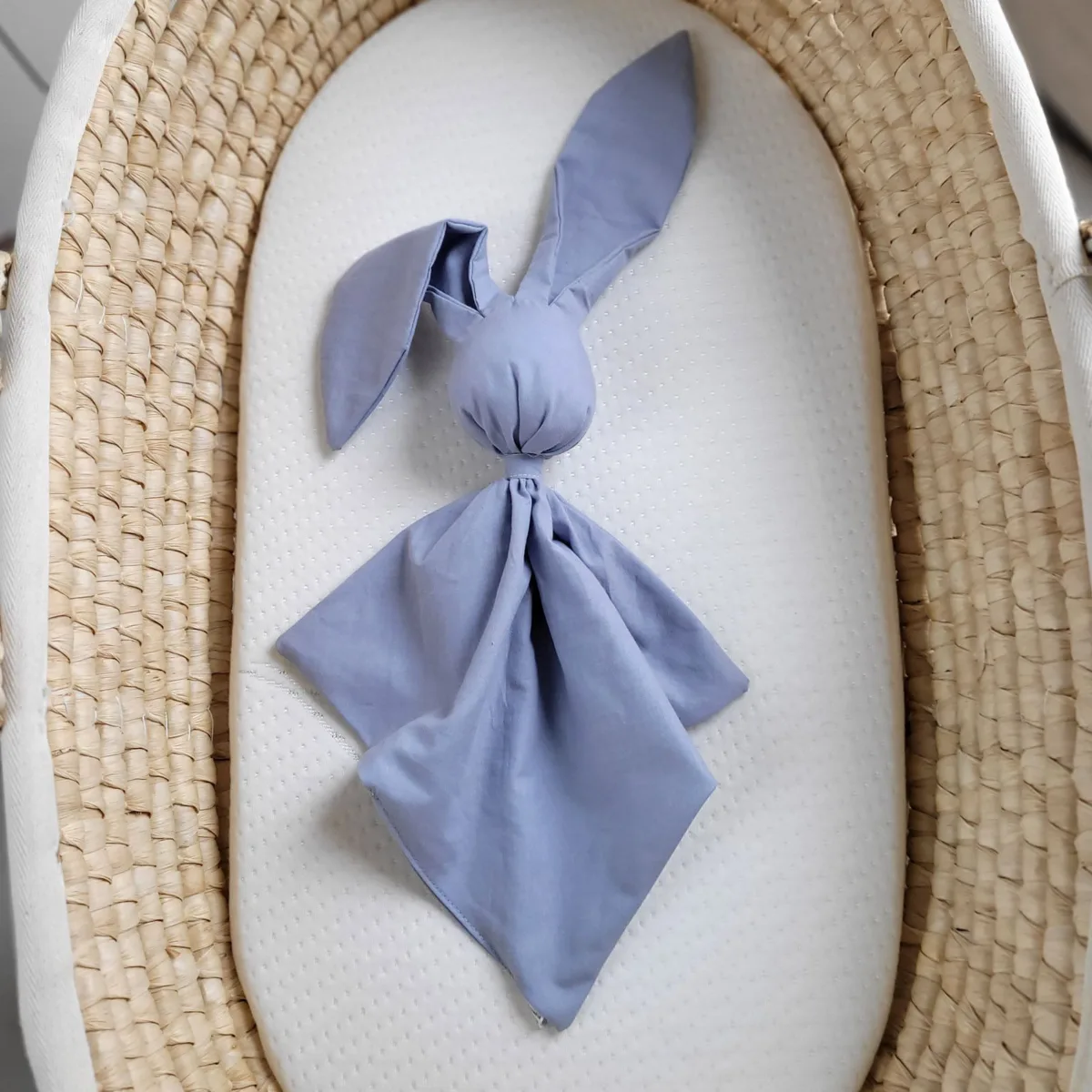 Medvilninis migdukas zuikutis „DOUDOU“, minkštas ir jaukus, spalvos: mėlyna ir pilka