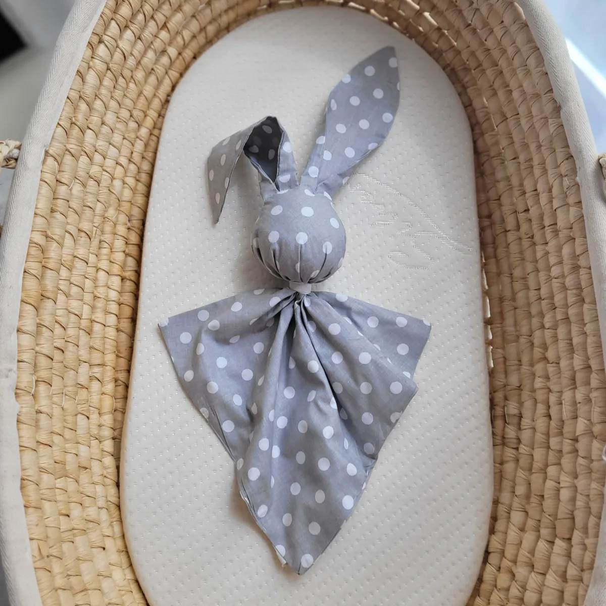 Medvilninis migdukas zuikutis „DOUDOU“, minkštas ir jaukus, taškeliai