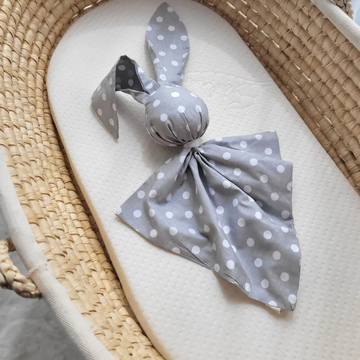 Medvilninis migdukas zuikutis „DOUDOU“, minkštas ir jaukus, taškeliai