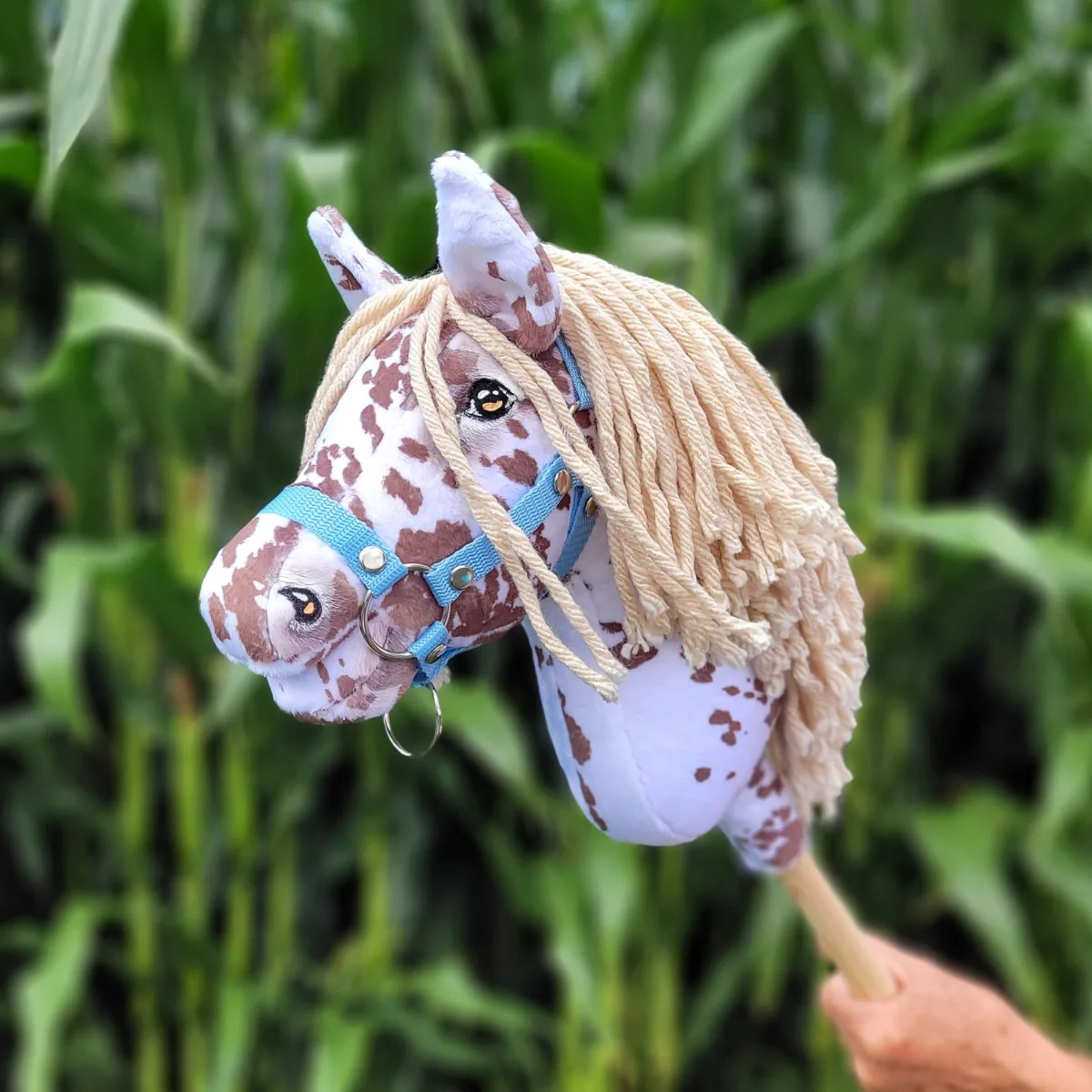 Žirgas ant lazdos „Super Hobby Horse Premium“, rudas leopardo raštas su smėlio spalvos karčiais A4