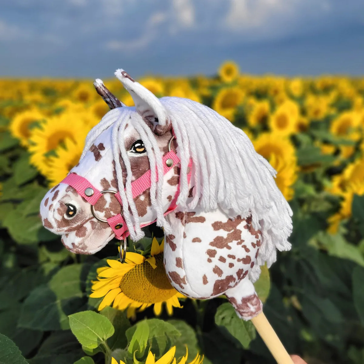 Žirgas ant lazdos „Super Hobby Horse Premium“, rudas leopardo raštas su baltais karčiais A4